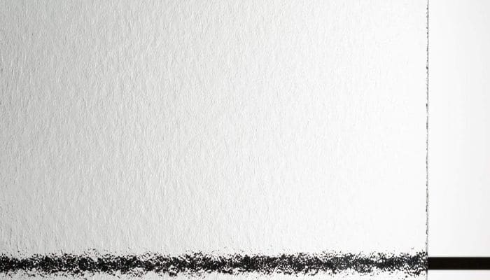 型板ガラス 霞の模様を光に透かした写真