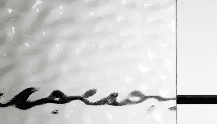 型板ガラス 氷砂糖の凹凸のアップ